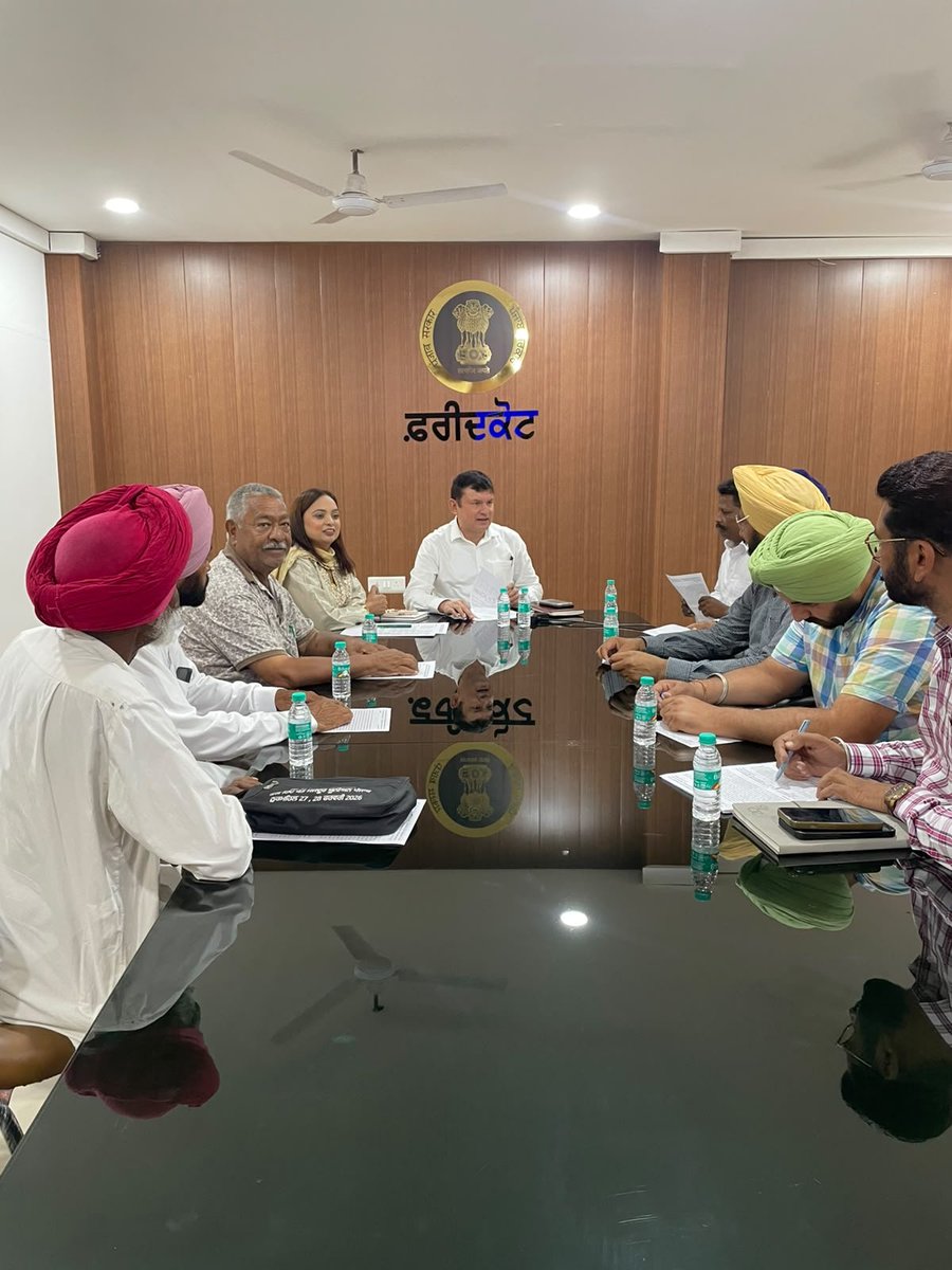 dprofaridkot's tweet photo. ਜ਼ਿਲ੍ਹਾ ਚੋਣ ਅਫ਼ਸਰ ਵੱਲੋਂ ਸਪੈਸ਼ਲ ਇੰਟੈਂਸਿਵ ਰਿਵੀਜ਼ਨ (ਐੱਸ.ਆਈ.ਆਰ.-2026) ਤਹਿਤ ਪੋਲਿੰਗ ਸਟੇਸ਼ਨਾਂ ਦੀ ਰੈਸ਼ਨਲਾਈਜ਼ੇਸ਼ਨ ਸਬੰਧੀ ਰਾਜਨੀਤਿਕ ਪਾਰਟੀਆਂ ਨਾਲ ਮੀਟਿੰਗ https://t.co/IjwX78ar7g