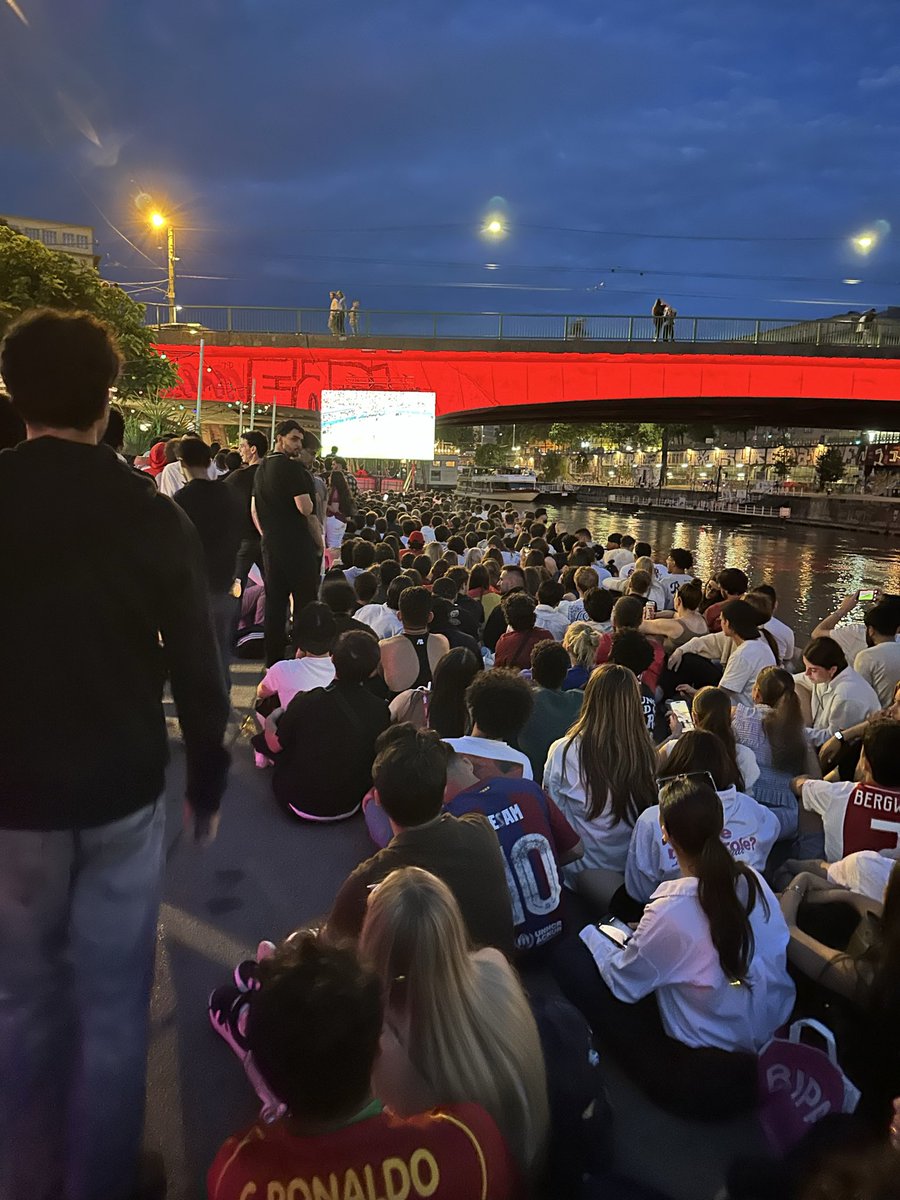 COME_WlNTER's tweet photo. @ATR3lDES Meanwhile Vienna 10 pm on a Monday when Spain is playing vs Portugal https://t.co/LC64OSs6pb