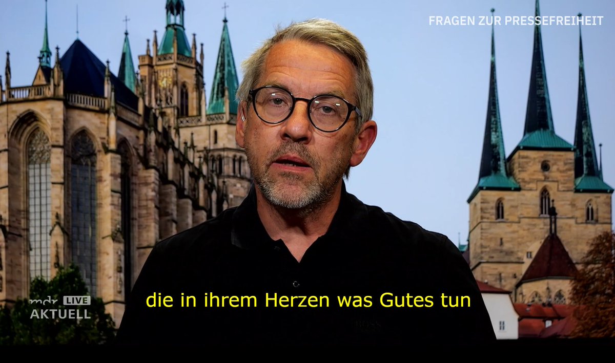 aleksteske's tweet photo. Die Aktivisten von Widersetzen wollten "in ihrem Herzen nur Gutes tun", so der MDR in seiner Sondersendung zur Pk. Darin wird den Reportern von @apollo_news_de eine Mitschuld gegeben, da sie "nicht als Reporter erkennbar gewesen" seien. Ihr Verhalten habe "den Rahmen dessen gesprengt, was Presse macht".
Sie hätten die Verweigerung der Frage "dankend entgegen genommen". Sie seien vom "rechten extremen Rand" bzw. "rechtsextrem", "Falschbehauptungen, Hetze, Verstöße gegen Persönlichkeitsrechte oder unsaubere Recherchemethoden" stünden bei ihnen im Raum. Sie würden sich wie die AfD nur als bürgerlich, konservativ tarnen. Die Frage nach der Gewalt gegen den eigenen Reporter von Apollo an Widersetzen, wäre ganz "klar rechts markiert".
Nach der Pk kam Widersetzen zu den MDR-Reportern, man duzt sich. Der Angriff auf die Reporter der @jungefreiheit wurde mit keiner Silbe erwähnt. Genausowenig der Interessenkonflikt von MDR-Reporter Axel Hemmerling, der in einer alten Recherche von Apollo News negativ erwähnt wird. Er soll einen Whistleblower verraten haben, bekennt sich in Beiträgen auf Social Media zur Antifa.
Hier die Aussagen der Sendung als Zitat. Link im ersten Kommentar:
„Auch zur Wahrheit gehört dazu, man darf nicht vergessen, es sitzen hier sehr sehr viele junge, blutjunge Menschen, die in ihrem Herzen was Gutes tun und die sind davon überzeugt was Gutes zu tun für die Demokratie, auch wenn es mit Blockaden ist. Und die sind so einen Medienrummel auch gar nicht gewöhnt, das muss man halt auch bedenken. Und dann kommen eben auch Fragen aus einem Bereich, in dem Fall Apollo News, die für das Bündnis Widersetzen ganz klar rechts markiert sind. Und dadurch schaukelte sich die Stimmung von jetzt auf gleich glaube ich enorm hoch.“ (Axel Hemmeling)
„Also ein rotes Tuch. Da sind praktisch der rechte extreme Rand und der linke extreme Rand aufeinander getroffen.“ (Moderator Sven Kuchale)
„Pressevertreter sind gehalten, sich auf solchen Demonstration als solche zu erkennen zu geben.“ (Kochale)
Levin Schwarzkopf: „Also ich muss schon sagen, dass mein Eindruck war, dass das Team von Apollo News diese Gelegenheit der Polarisierung und auch die Verweigerung der Frage da dankend entgegengenommen haben. Da wird der Rahmen gesprengt dessen, was Presse eigentlich macht.“
Schwarzkopf: „Aber Axel, wir beide waren ja dann noch tatsächlich im Gespräch mit Vertretern von Widersetzen, die dann auf uns zugekommen sind und gefragt haben: Wie habt´n ihr das gesehen?“
Hemmerling: „Apollo News selber sieht sich als konservativ, als bürgerlich. Das kennen wir natürlich auch von einer gewissen Partei, die sich genau auch so verkauft. Man kann eben nicht sagen, das ist ein rechtsextremes Medium und die sperren wir aus.“
Katharina Weiß, Reporter ohne Grenzen zur Pressearbeit von Apollo News: "...wenn man im Raum hat, dass Falschbehauptungen, Hetze, Verstöße gegen Persönlichkeitsrechte oder unsaubere Recherchemethoden dort auch Raum finden. In den vergangenen Jahren kamen viele viele der von RSF dokumentierten Angriffe auf Medienschaffende aus rechtsextremen und verschwörungsideologischen oder anderen demokratiefeindlichen Zusamnenhängen.“