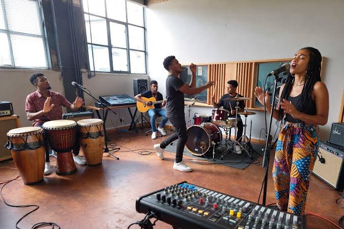 TodayFM951's tweet photo. #EntertainmentToday
Are Nigerian musicians truly versatile, or has the industry boxed them into Afrobeats?
Some say artists avoid other genres like because Afrobeats sells. Others believe they're versatile, but the market only rewards one sound.
What's your take?👇 https://t.co/2B4WrPkfxJ
