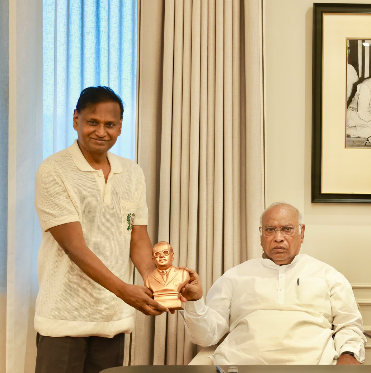 Dr_Uditraj's tweet photo. आज @INCIndia के राष्ट्रीय अध्यक्ष आदरणीय श्री @kharge जी से शिष्टाचार भेंट की। https://t.co/Dy6SaaBA37