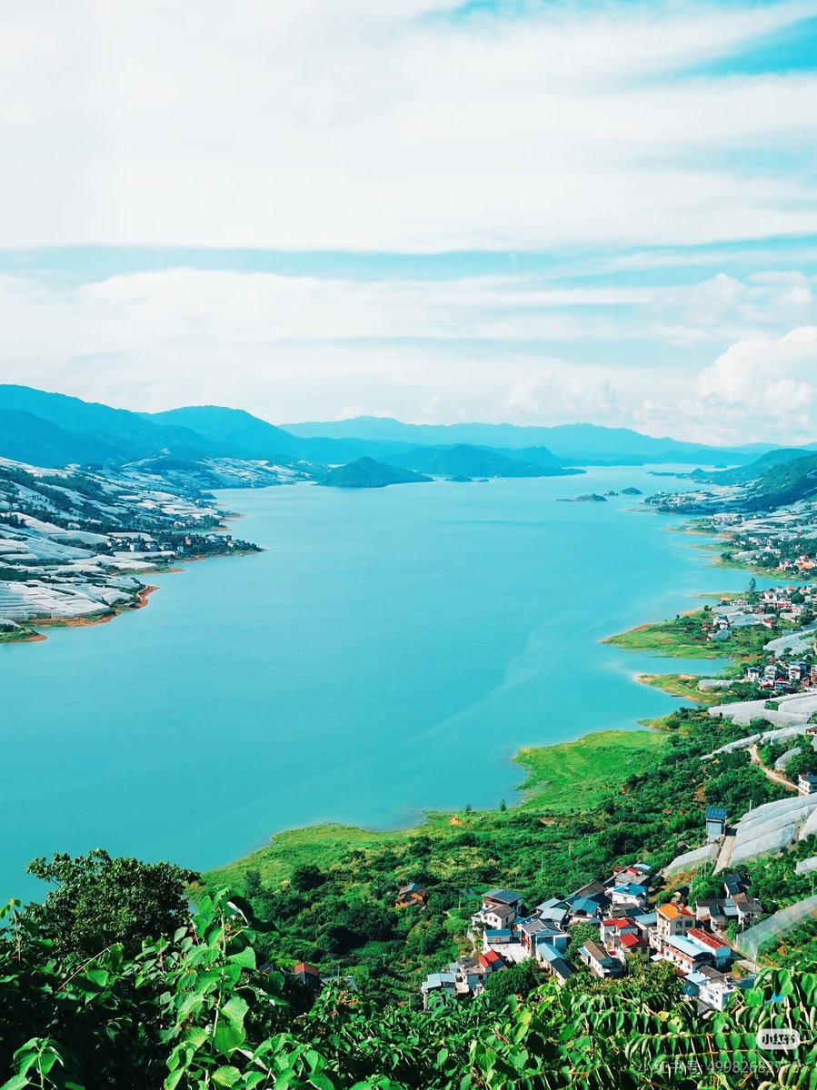 jiangjiangli01's tweet photo. 一湖碧水映长空，万顷波光荡心胸。在东江湖畔，把目光投向无垠的远方。#郴州
The clear water of the lake reflects the sky, and the light of the vast expanse of water swells my heart. In the Dongjiang Lake, cast your eyes to the boundless distance. https://t.co/B35mn2hlp0