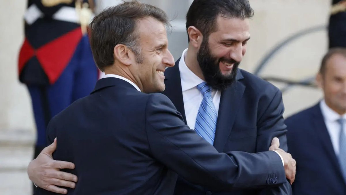 IPAZIA2025's tweet photo. #RelataRefero
#Siria: #Macron visita #AlSharaa alias #AlJolani, autore del golpe a #Damasco, capo dei tagliagole e persino cannibali rituali di Hayat Tahrir al-Sham, alias #HTS, alias #AlNusra alias #AlQaeda, e di veterani del califfato #ISIS.
https://t.co/Fo0h4NLlLN https://t.co/L5AgT3qK3t