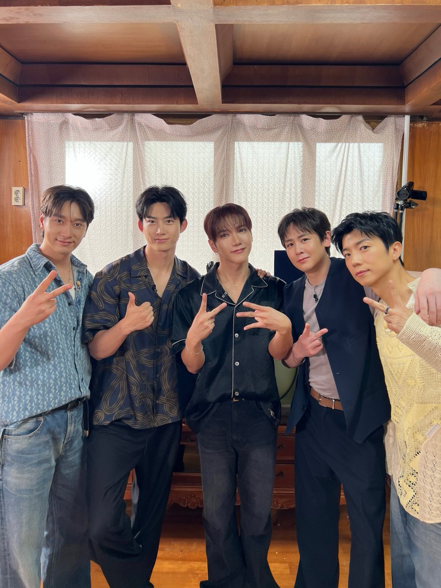 Kkorepo's tweet photo. 「#2PM」、ラフな服装で和気あいあい…バラエティ番組出演のビハインド公開（動画あり） 
🔗https://t.co/XHdiSQy5eQ https://t.co/HAnGxfm71C
