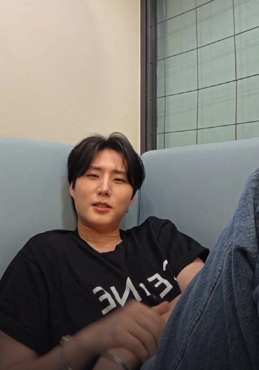 deisikseu's tweet photo. Young K said he's gonna do a lying down broadcast while sliding down the chair but My Days called out his posture and said spinal surgery is expensive so he quickly adjusted himself lol 
😭
https://t.co/1em8jynBEI https://t.co/oRABQNHmXS