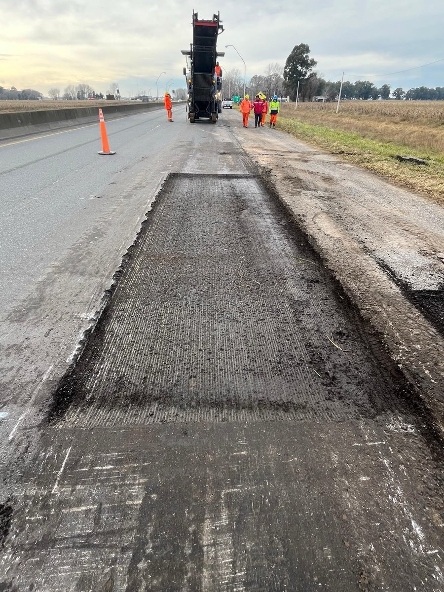 jotaleonetti's tweet photo. OBRAS EN LA NUEVA CONCESIÓN DE CORRESUR 🛣️
Es el flamante operador vial de #AuRiccheri, #AuEzeiza y #Ruta3.
Pero además tiene la #Ruta226, que se encontraba en mal estado y dónde están con bacheo entre Azul y Olavarría.
https://t.co/LjWd3dIZ2b https://t.co/Bw0gSIt5ZO