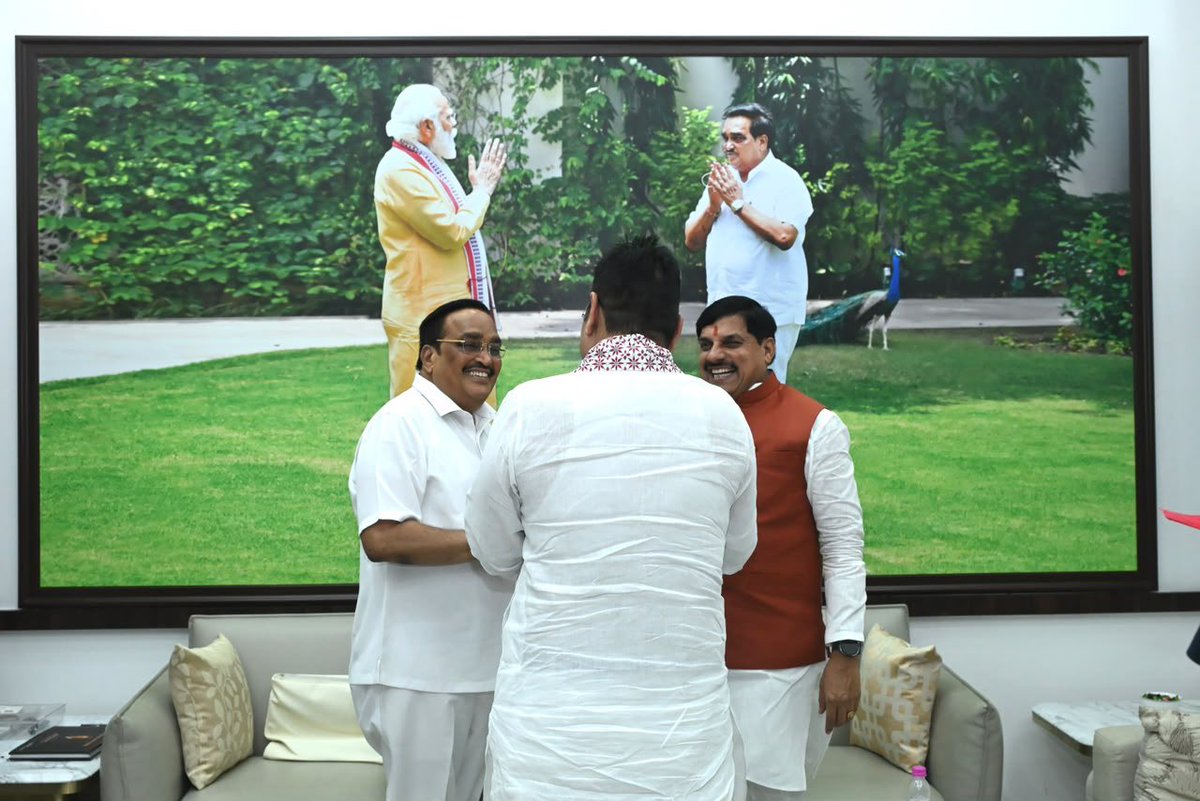 CRPaatil's tweet photo. आज नई दिल्ली स्थित निवास पर मध्य प्रदेश के माननीय मुख्यमंत्री श्री मोहन यादव जी एवं राजस्थान के माननीय मुख्यमंत्री श्री भजनलाल शर्मा जी से आत्मीय भेंट एवं संवाद हुआ।

दोनों राज्यों से जुड़े विभिन्न विषयों पर सौहार्दपूर्ण चर्चा हुई। प्रधानमंत्री श्री नरेंद्र मोदी जी के नेतृत्व में देश के सर्वांगीण विकास और जनकल्याण के संकल्प को आगे बढ़ाने के लिए ऐसे सकारात्मक संवाद अत्यंत महत्वपूर्ण हैं।

दोनों मुख्यमंत्रियों से मिलकर अत्यंत प्रसन्नता हुई।

@DrMohanYadav51 
@BhajanlalBjp