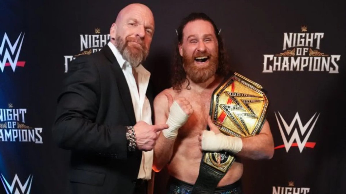 codeastar's tweet photo. @TripleH @CMPunk @WWE Same stance, 9 days ago.
Different champion, same belt.
@SamiZayn is now the former Undisputed @WWE Champion!!! #AndGone https://t.co/1T8GgQPDTk