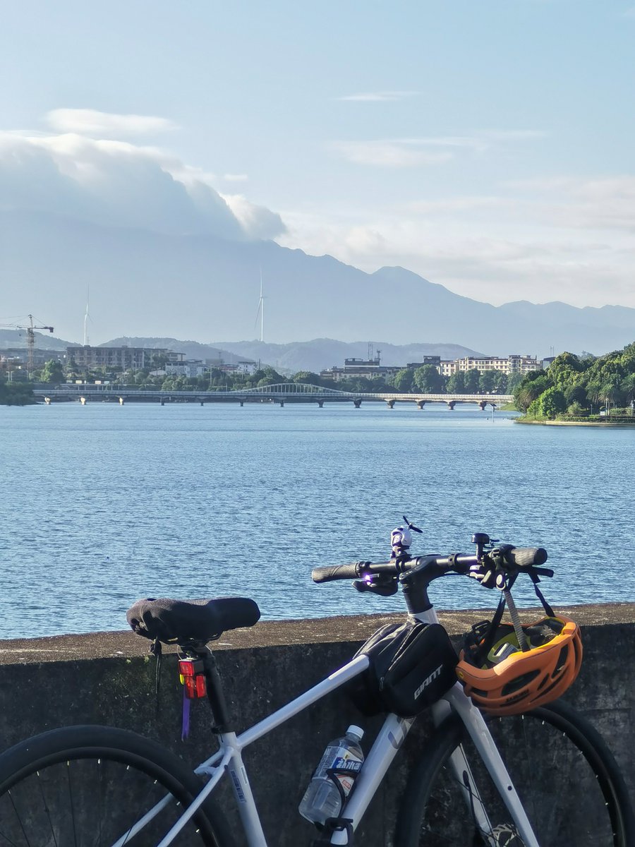 jiangjiangli01's tweet photo. 把烦恼打包扔给路过的风，在仙岭湖畔，用踏板勾勒生活最惬意的模样。#郴州
Pack your troubles and throw them to the passing wind, and use the pedal to outline the most pleasant appearance of life by the Xianling Lake. https://t.co/PYkAbJ3Kdx