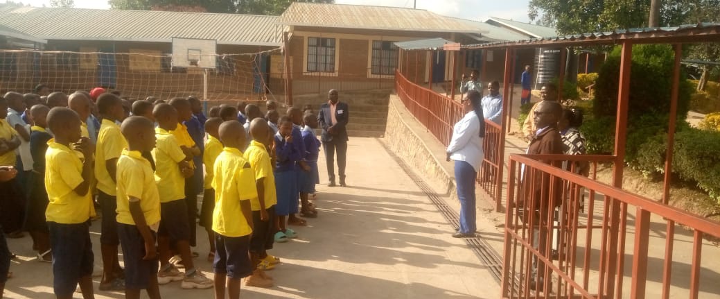 RutsiroDistrict's tweet photo. #Rutsiro: hatangiye ibizamini bisoza icyiciro cy'amashuri abanza. Ku rwego rw'Akarere, byatangijwe n'abayobozi b'Akarere bungirije  Bwana Uwizeyimana Emmanuel na Madamu Umuganwa Marie Chantal kuri site ya Murunda mu murenge wa Murunda na site ya Congo Nil mu Murenge wa Gihango. https://t.co/HmzzrlEQcJ