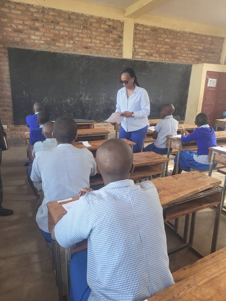 RutsiroDistrict's tweet photo. #Rutsiro: hatangiye ibizamini bisoza icyiciro cy'amashuri abanza. Ku rwego rw'Akarere, byatangijwe n'abayobozi b'Akarere bungirije  Bwana Uwizeyimana Emmanuel na Madamu Umuganwa Marie Chantal kuri site ya Murunda mu murenge wa Murunda na site ya Congo Nil mu Murenge wa Gihango. https://t.co/HmzzrlEQcJ