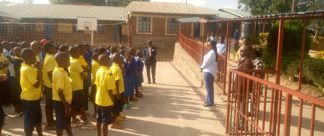 RutsiroDistrict's tweet photo. Abayobozi bashishikarije abanyeshuri gukorana ubushishozi no kwirinda igihunga. Babibukije ko ibizamini ari igipimo cy'ubumenyi umwana afite bityo ko bakwiye kubigaragaza birinda gukora ibitari ibyabo. Abakurikirana ibizamini bibukijwe guharanira ko ibizamini bigenda neza. https://t.co/U17cTsyU7o