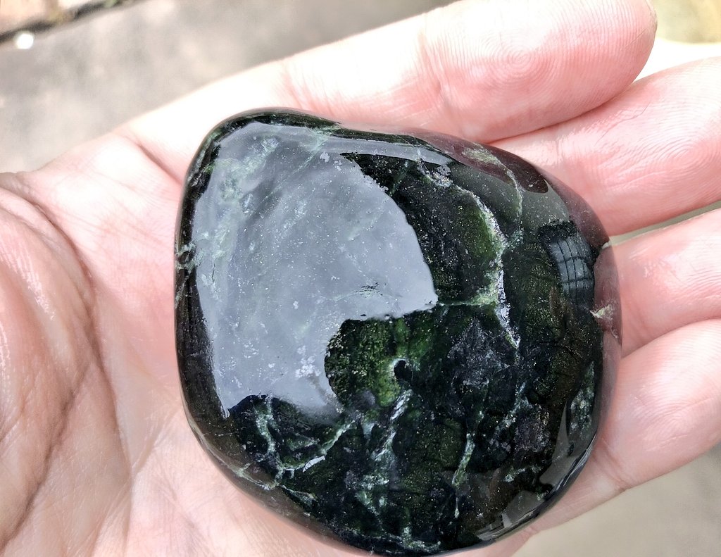 L_Serpentinus's tweet photo. この蛇紋岩は硬いので、元の形を残しつつ、表面をなめらかにするまでの作業が大変です https://t.co/zYkhtBMpEi