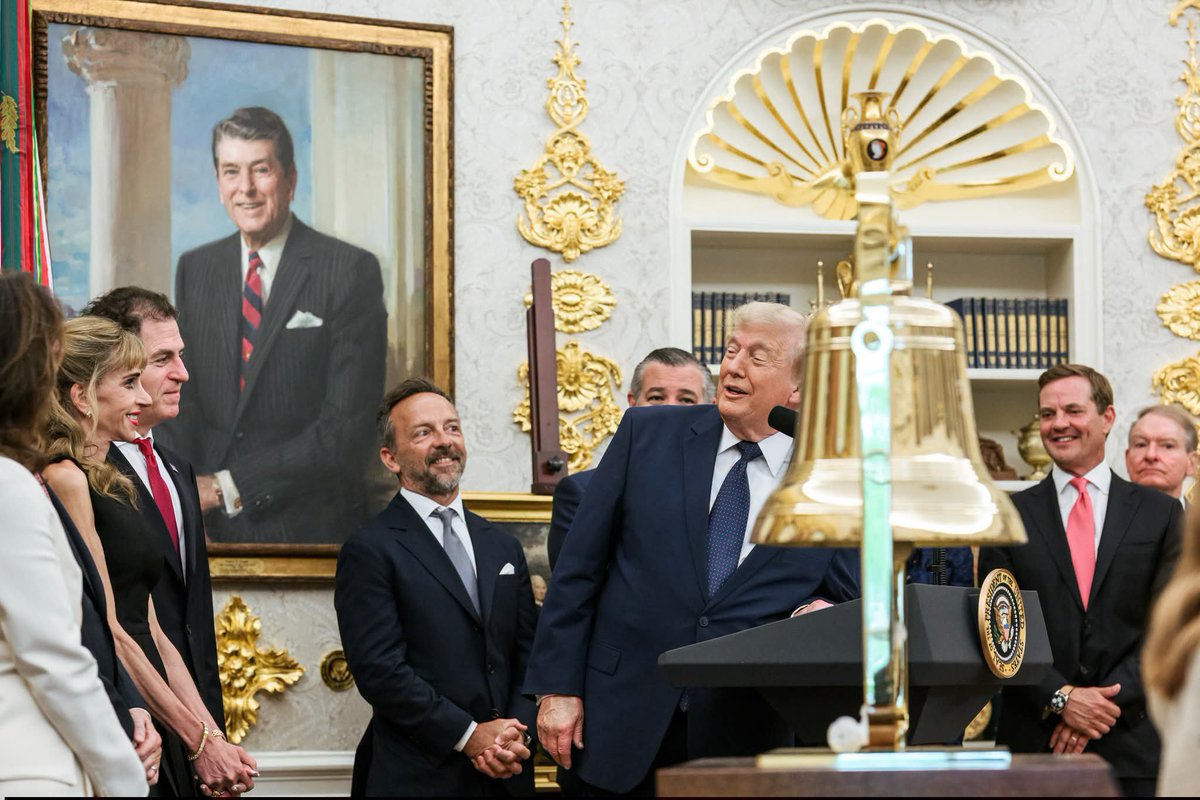 JerryZimmererTX's tweet photo. HISTORY MADE. 🔔🇺🇸

For the first time ever, the opening bell rings from the Oval Office. An epic moment for an epic launch ➡️ https://t.co/WVBExtVdaF https://t.co/b5ROUXvUaH