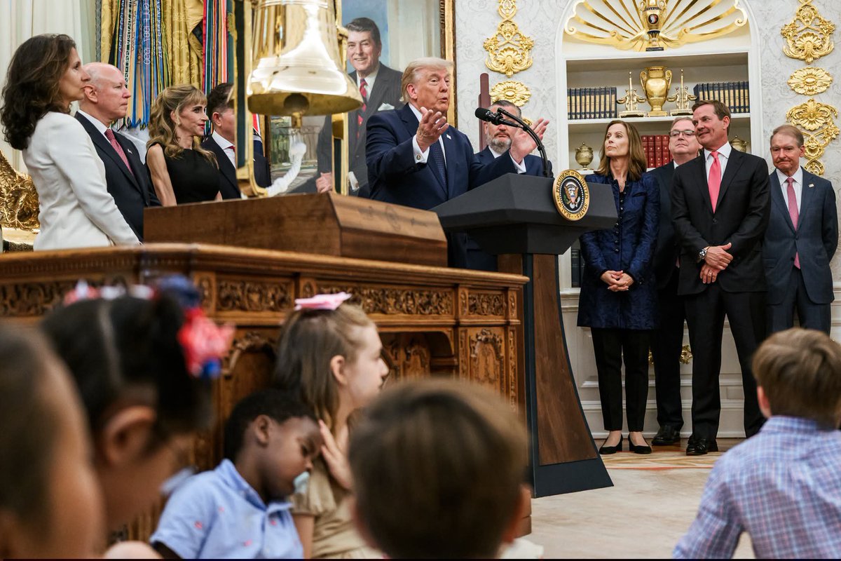 JerryZimmererTX's tweet photo. HISTORY MADE. 🔔🇺🇸

For the first time ever, the opening bell rings from the Oval Office. An epic moment for an epic launch ➡️ https://t.co/WVBExtVdaF https://t.co/b5ROUXvUaH