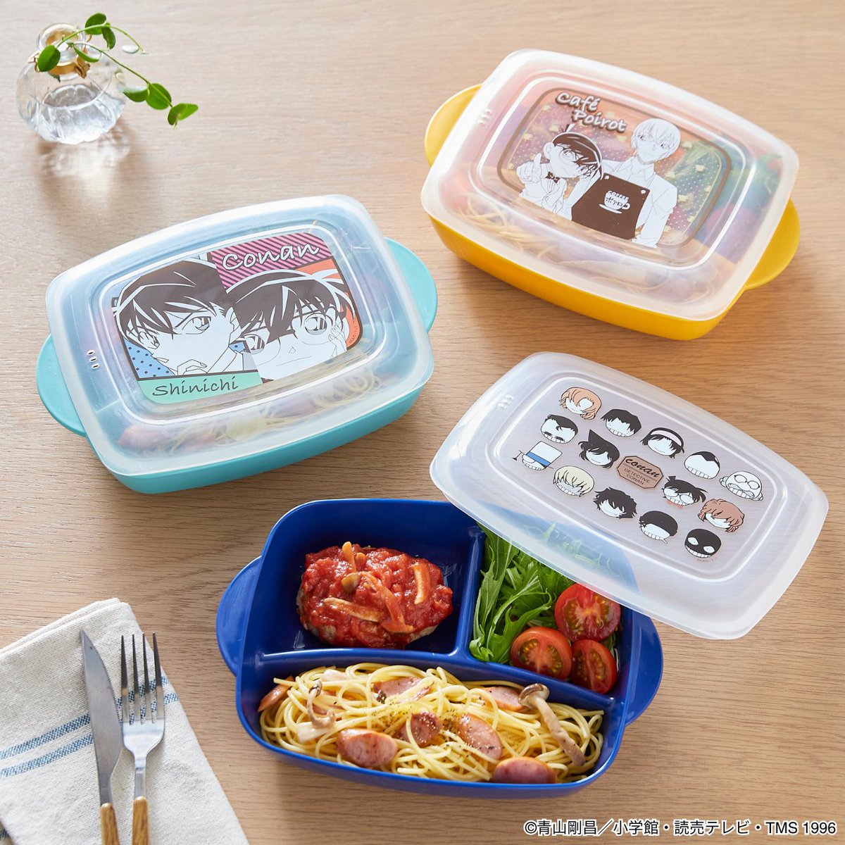 bellemaison_lab's tweet photo. ╲新商品も📢／
👓TVアニメ『名探偵コナン』ITEM販売中！⚽

お家でも外でもコナンの世界観を感じたい！
あなたのための商品が勢ぞろい。

税込5,500円以上購入で【オリジナルA5クリアファイル4柄セット】プレゼント✨

初めてのご注文は送料無料🛒

アイテムラインナップは👇