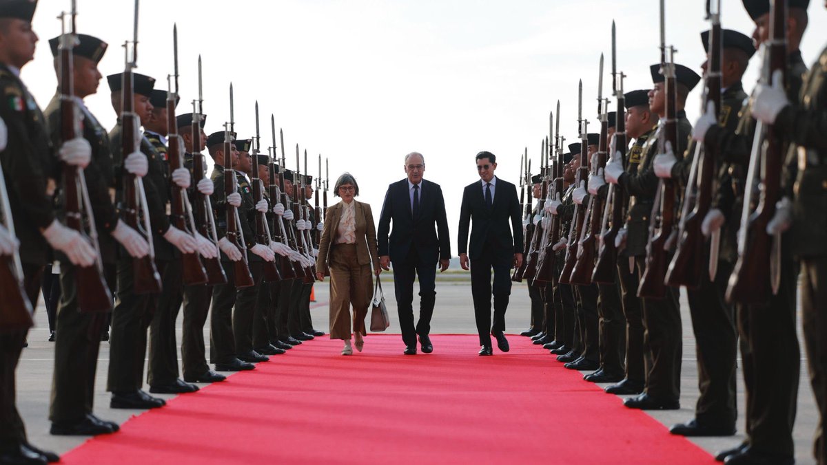 EmbaMexSui's tweet photo. En el marco del 80 aniversario del establecimiento de relaciones diplomáticas entre México y Suiza, el presidente de Suiza, @ParmelinG, llegó a la Ciudad de México para una visita oficial. https://t.co/FEZ6V2a5W1