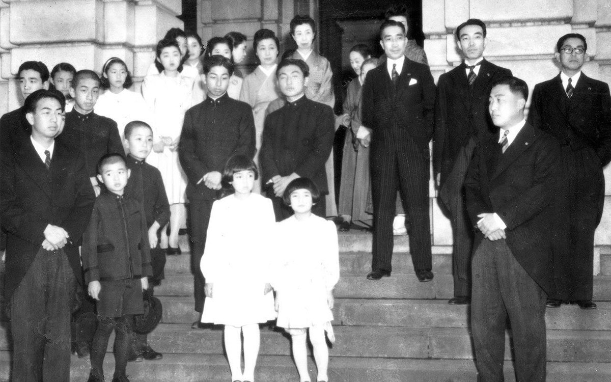 yamatogougai's tweet photo. 〜南北朝以来、皇室を支えてきた皇統〜

旧宮家はなぜ、
皇籍を離れなければならかったのか？

皇籍離脱は、単に「民間に下った」という話ではありません。

とくに伏見宮家は、南北朝時代から600年以上続く、旧宮家の宗家ともいうべき存在でした。
ただ古い家だったのではありません。
継承者が途絶えそうな時、皇統を絶やさないために天皇を出す役割を担ってきた宮家です。

伏見宮家は、現皇室とも深く接続する皇統の兄弟筋です。
いわば「もう一つの天皇家」とも言われるほど、皇位継承と密接に関わってきた家でした。

実際に、伏見宮家の血筋からは後花園天皇が立ち、皇統はつながれました。

つまり旧宮家とは、皇統の外にある家ではありません。
皇統が危うい時に、皇統を支えるために存在してきた家々なのです。

しかし敗戦後、皇室を取り巻く環境は一変します。

占領下で皇室財産は凍結され、財産上の特権も廃止されました。
新しい制度のもとで、皇室が多くの宮家を支える仕組みは失われていきます。

そこに追い打ちをかけたのが財産税でした。

これは「少し税が重かった」という程度の話ではありません。
最大で資産の九割を徴収する、宮家の存続基盤を根こそぎ削るようなものでした。

屋敷、土地、財産。
それらは宮家としての生活と役割を支える土台です。
その大部分を失えば、宮家として残ることは極めて難しくなります。

昭和22年、11宮家51名が皇籍を離脱しました。
形式上は皇室会議による決定です。
しかし背景を見れば、自由な選択というより、制度と財政の両面から残る道を消された結果でした。

旧宮家は、皇統から外れたから皇籍を離れたのではありません。
現皇室にもつながる皇統の兄弟筋であり、男系で皇統に連なる宮家でありながら、戦後の特殊事情によって皇籍を離れざるを得なかったのです。

だから、今の感覚で「一度民間人になったのだから関係ない」と片づけるのは違います。

皇籍を離れたことと、皇統に属する男系の血筋であることは別の話です。

旧宮家の皇籍離脱は、皇統の断絶ではありません。
敗戦後の占領政策と制度改革によって、皇室を支えてきた宮家が切り離された出来事です。

ここを見落とすと、旧宮家の意味を見誤ります。

旧宮家とは、ただの元皇族ではありません。
現皇室にも接続する皇統の兄弟筋であり、皇統が危うい時に皇統をつなぐため、長く皇室を支えてきた家々なのです。