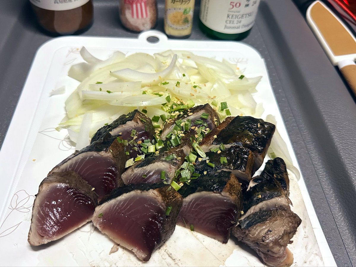degorira's tweet photo. 夜も、もちろん鰹食べます🐟淡路島の新玉ねぎと一緒に🧅土佐しょうがどっさりぽんずで😋桂月4号瓶方買って来るべきだったなぁ🍶進み過ぎる！ https://t.co/zbJENvI5oi