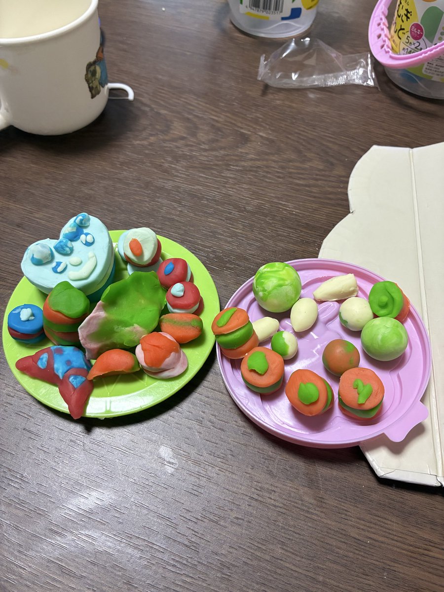 qoo_soo's tweet photo. 昼に食べすぎて胃もたれと戦いながら粘土作りに付き合わされる図 https://t.co/Cju4OqvPgQ