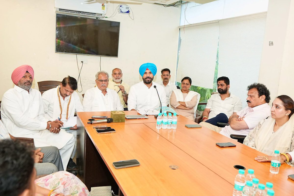 INCPunjab's tweet photo. ਪੰਜਾਬ ਕਾਂਗਰਸ ਭਵਨ, ਚੰਡੀਗੜ੍ਹ ਵਿਖੇ ਪੰਜਾਬ ਕਾਂਗਰਸ ਦੇ ਇੰਚਾਰਜ ਸ੍ਰੀ ਭੂਪੇਸ਼ ਬਘੇਲ ਜੀ ਦੀ ਅਗਵਾਈ ਹੇਠ ਜ਼ਿਲ੍ਹਾ ਪ੍ਰਧਾਨ ਸਾਹਿਬਾਨਾਂ ਦੀ ਅਹਿਮ ਮੀਟਿੰਗ ਹੋਈ।

ਮੀਟਿੰਗ ਦੌਰਾਨ ਸੂਬੇ ਦੇ ਮੌਜੂਦਾ ਸਿਆਸੀ ਹਾਲਾਤ, ਸੰਗਠਨ ਨੂੰ ਜ਼ਿਲ੍ਹਾ, ਬਲਾਕ ਅਤੇ ਬੂਥ ਪੱਧਰ ਤੱਕ ਹੋਰ ਮਜ਼ਬੂਤ ਕਰਨ, ਵਰਕਰਾਂ ਨਾਲ ਤਾਲਮੇਲ ਵਧਾਉਣ ਅਤੇ ਪੰਜਾਬ ਵਿਧਾਨ ਸਭਾ ਚੋਣਾਂ 2027 ਲਈ ਪਾਰਟੀ ਦੀ ਰਣਨੀਤੀ ਸਬੰਧੀ ਵਿਸਥਾਰ ਨਾਲ ਵਿਚਾਰ-ਵਟਾਂਦਰਾ ਕੀਤਾ ਗਿਆ।

ਪੰਜਾਬ ਕਾਂਗਰਸ ਹਰ ਵਰਕਰ ਨੂੰ ਨਾਲ ਲੈ ਕੇ ਲੋਕਾਂ ਦੀ ਆਵਾਜ਼ ਬਣਨ ਅਤੇ ਪੰਜਾਬ ਦੇ ਹਿੱਤਾਂ ਲਈ ਹੋਰ ਮਜ਼ਬੂਤੀ ਨਾਲ ਸੰਘਰਸ਼ ਕਰਨ ਲਈ ਵਚਨਬੱਧ ਹੈ।

1/4