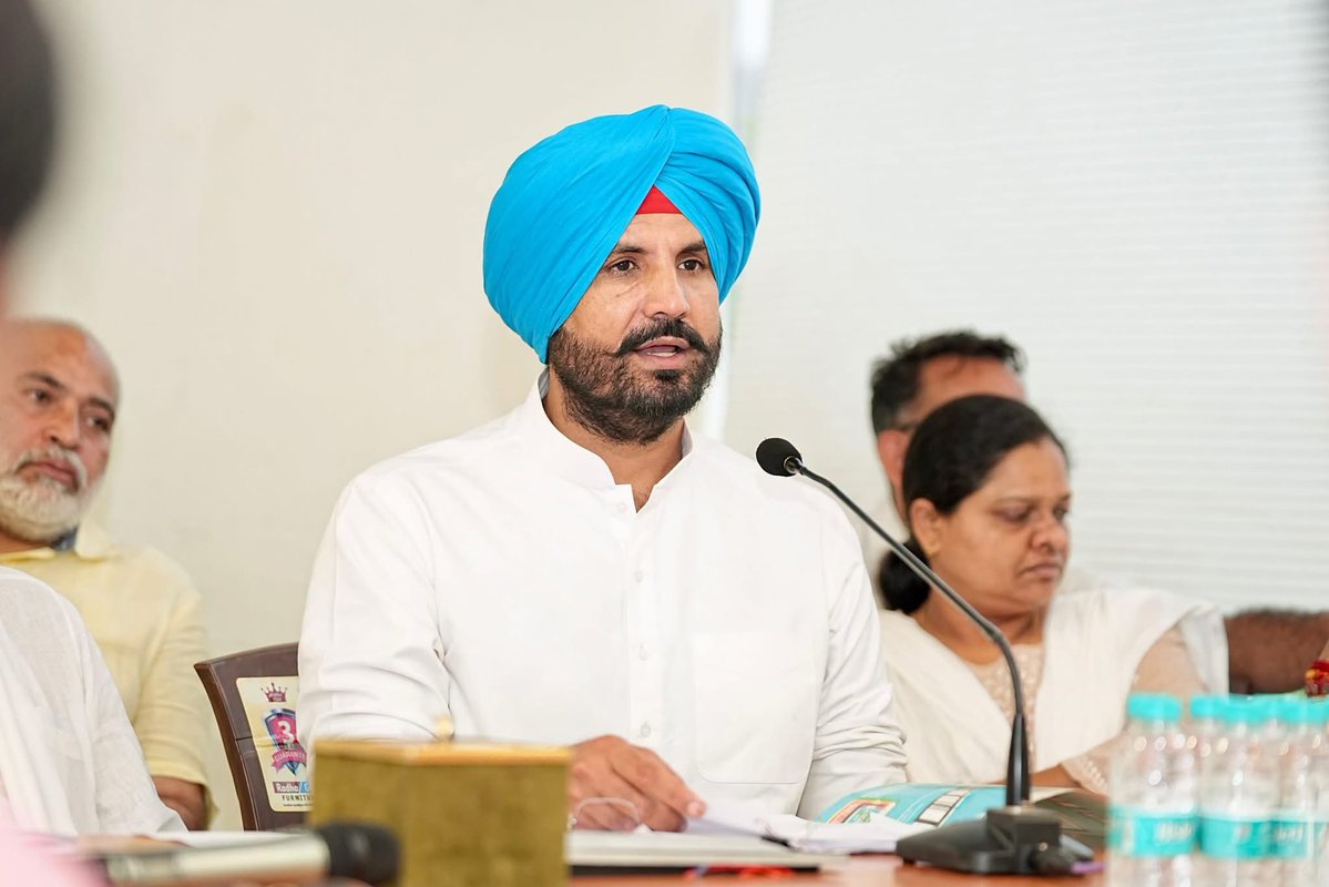 INCPunjab's tweet photo. ਪੰਜਾਬ ਕਾਂਗਰਸ ਭਵਨ, ਚੰਡੀਗੜ੍ਹ ਵਿਖੇ ਪੰਜਾਬ ਕਾਂਗਰਸ ਦੇ ਇੰਚਾਰਜ ਸ੍ਰੀ ਭੂਪੇਸ਼ ਬਘੇਲ ਜੀ ਦੀ ਅਗਵਾਈ ਹੇਠ ਜ਼ਿਲ੍ਹਾ ਪ੍ਰਧਾਨ ਸਾਹਿਬਾਨਾਂ ਦੀ ਅਹਿਮ ਮੀਟਿੰਗ ਹੋਈ।

ਮੀਟਿੰਗ ਦੌਰਾਨ ਸੂਬੇ ਦੇ ਮੌਜੂਦਾ ਸਿਆਸੀ ਹਾਲਾਤ, ਸੰਗਠਨ ਨੂੰ ਜ਼ਿਲ੍ਹਾ, ਬਲਾਕ ਅਤੇ ਬੂਥ ਪੱਧਰ ਤੱਕ ਹੋਰ ਮਜ਼ਬੂਤ ਕਰਨ, ਵਰਕਰਾਂ ਨਾਲ ਤਾਲਮੇਲ ਵਧਾਉਣ ਅਤੇ ਪੰਜਾਬ ਵਿਧਾਨ ਸਭਾ ਚੋਣਾਂ 2027 ਲਈ ਪਾਰਟੀ ਦੀ ਰਣਨੀਤੀ ਸਬੰਧੀ ਵਿਸਥਾਰ ਨਾਲ ਵਿਚਾਰ-ਵਟਾਂਦਰਾ ਕੀਤਾ ਗਿਆ।

ਪੰਜਾਬ ਕਾਂਗਰਸ ਹਰ ਵਰਕਰ ਨੂੰ ਨਾਲ ਲੈ ਕੇ ਲੋਕਾਂ ਦੀ ਆਵਾਜ਼ ਬਣਨ ਅਤੇ ਪੰਜਾਬ ਦੇ ਹਿੱਤਾਂ ਲਈ ਹੋਰ ਮਜ਼ਬੂਤੀ ਨਾਲ ਸੰਘਰਸ਼ ਕਰਨ ਲਈ ਵਚਨਬੱਧ ਹੈ।

1/4