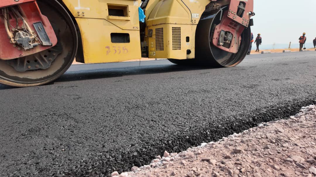 MinITP_RDC's tweet photo. ROCADES DE KINSHASA | Le président de l’Ass Nationale , Aimé Boji, a visité dim 5 juillet les chantiers avec le Ministre,
 John Banza Lunda. Longues de 73 km, les rocades sont ouvertes de Mbudi à Ndjoku. Plusieurs tronçons sont revêtus et 4 ponts, dont un de 180m, sont réalisés. https://t.co/SUyaCVnYy1