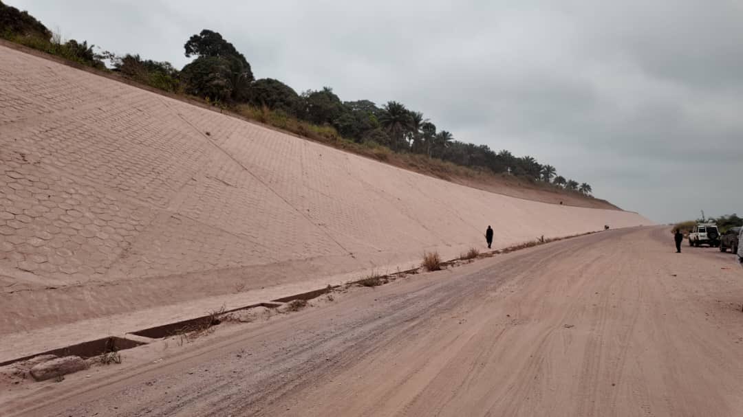 MinITP_RDC's tweet photo. ROCADES DE KINSHASA | Le président de l’Ass Nationale , Aimé Boji, a visité dim 5 juillet les chantiers avec le Ministre,
 John Banza Lunda. Longues de 73 km, les rocades sont ouvertes de Mbudi à Ndjoku. Plusieurs tronçons sont revêtus et 4 ponts, dont un de 180m, sont réalisés. https://t.co/SUyaCVnYy1