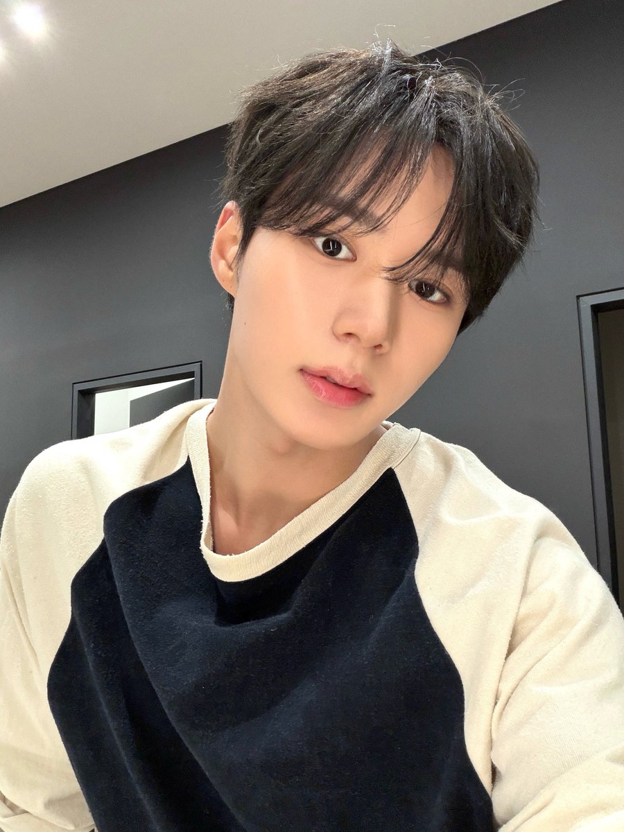 forkjunseo's tweet photo. 260707 #ALD1 plus chat update 💬

aww he changed his profile picture 🥹🩵

🦊: the photos i promised!! i really like my black hair so i’m going to make the first photo my profile picture😝 have a happy day today too🫳🫳

#준서 #JUNSEO https://t.co/FWNUD5ZtPU