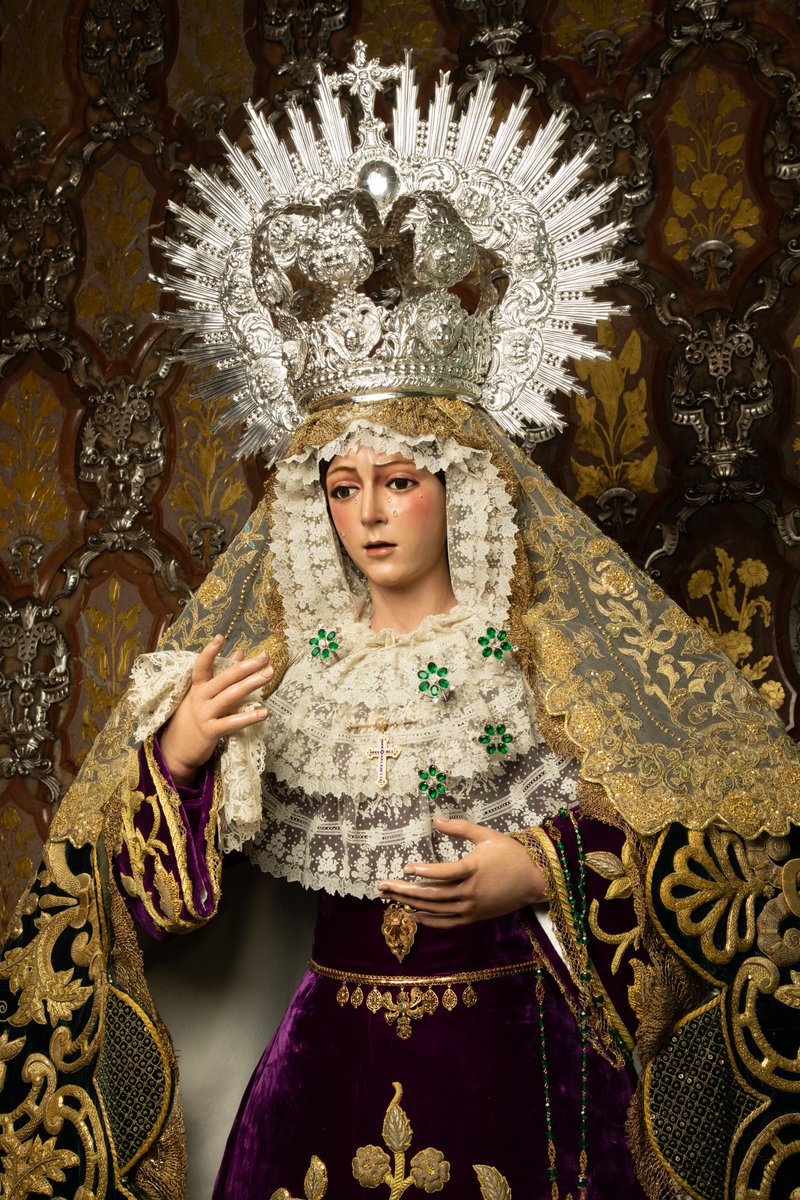 Hdad_Macarena's tweet photo. Como cada día, a las doce, rezamos el Ángelus para invocar y poner todas nuestras intenciones ante Nuestra Bendita Madre, María Santísima de la Esperanza.

El ángel del Señor anunció a María. Y concibió por obra y gracia del Espíritu Santo.

(Dios te salve, María...)

He aquí la esclava del Señor. 
Hágase en mí según tu palabra.

(Dios te salve, María...)

Y el Verbo de Dios se hizo carne. 
Y habitó entre nosotros.

(Dios te salve, María...)

Ruega por nosotros, Santa Madre de Dios, para que seamos dignos de alcanzar las promesas de Jesucristo.

Oremos 🙏🏻
Oh Padre, Infunde en nuestra alma tu gracia. Tú, que en la anunciación del Ángel nos has revelado la encarnación de tu Hijo, por su pasión y su cruz condúcenos a la gloria de la resurrección. Por Cristo, Nuestro Señor. Amén.

📸 @Alvaro_Heras_