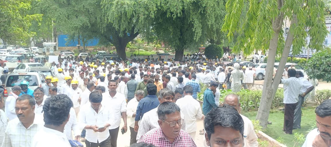 gopalbeesam's tweet photo. ఆర్టిఓ అధికారుల తీర్పుకు నిరసనగా ఖైతాబాద్ లోని ఆర్టీఏ కార్యాలయాన్ని ముట్టడించిన కార్మికులు. అడ్డగోలుగా చల్లని విధిస్తున్నారని నినాదాలు చేసిన వైనం. వారం రోజుల్లో సమస్య పరిష్కరిస్తానని కమిషనర్ హామీ ఇవ్వడంతో శాంతించిన కార్మికులు. @revanth_anumula @Ponnam_INC @Vakiti_srihari https://t.co/TMgn4MT6Bp