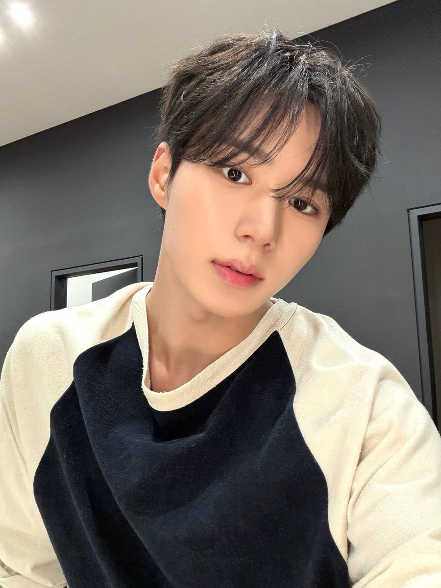 kongchak1120's tweet photo. 진짜 흑발러버 김준서 ㅋㅋㅋㅋㅋㅋㅋㅋ
난 세번째사진이 맘에들옹 https://t.co/RvEyp5XIOk
