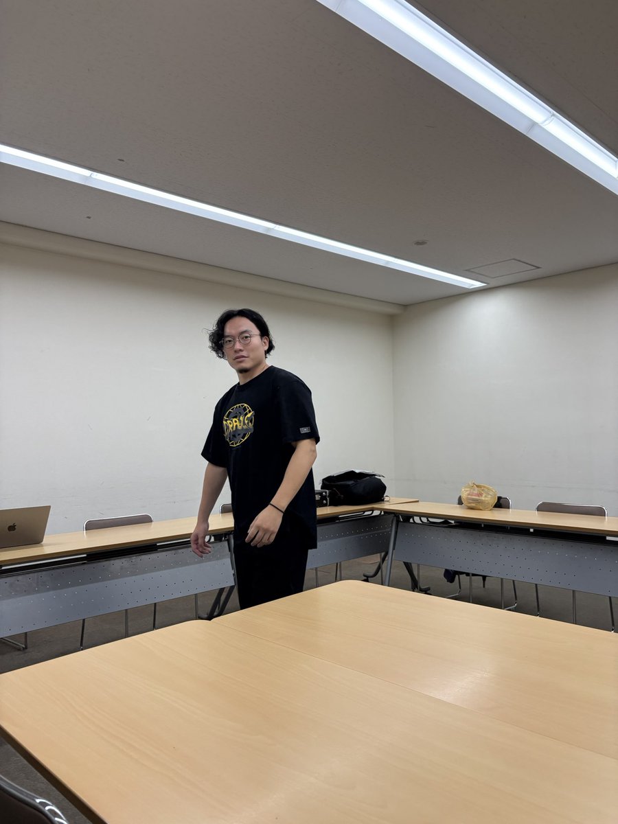 SUZAKU_osaka's tweet photo. 本日19時よりあれに出演します
ところでなんでいるのですか？🧑‍🦱👓

https://t.co/sbh4J62Zs8 https://t.co/Gia5J8yr18