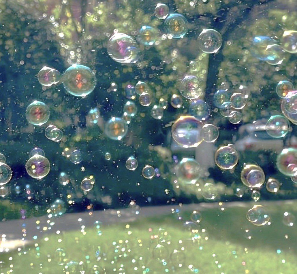 GaiaSerenity's tweet photo. when sunlight turns bubbles into rainbows https://t.co/r3sZsehNzW