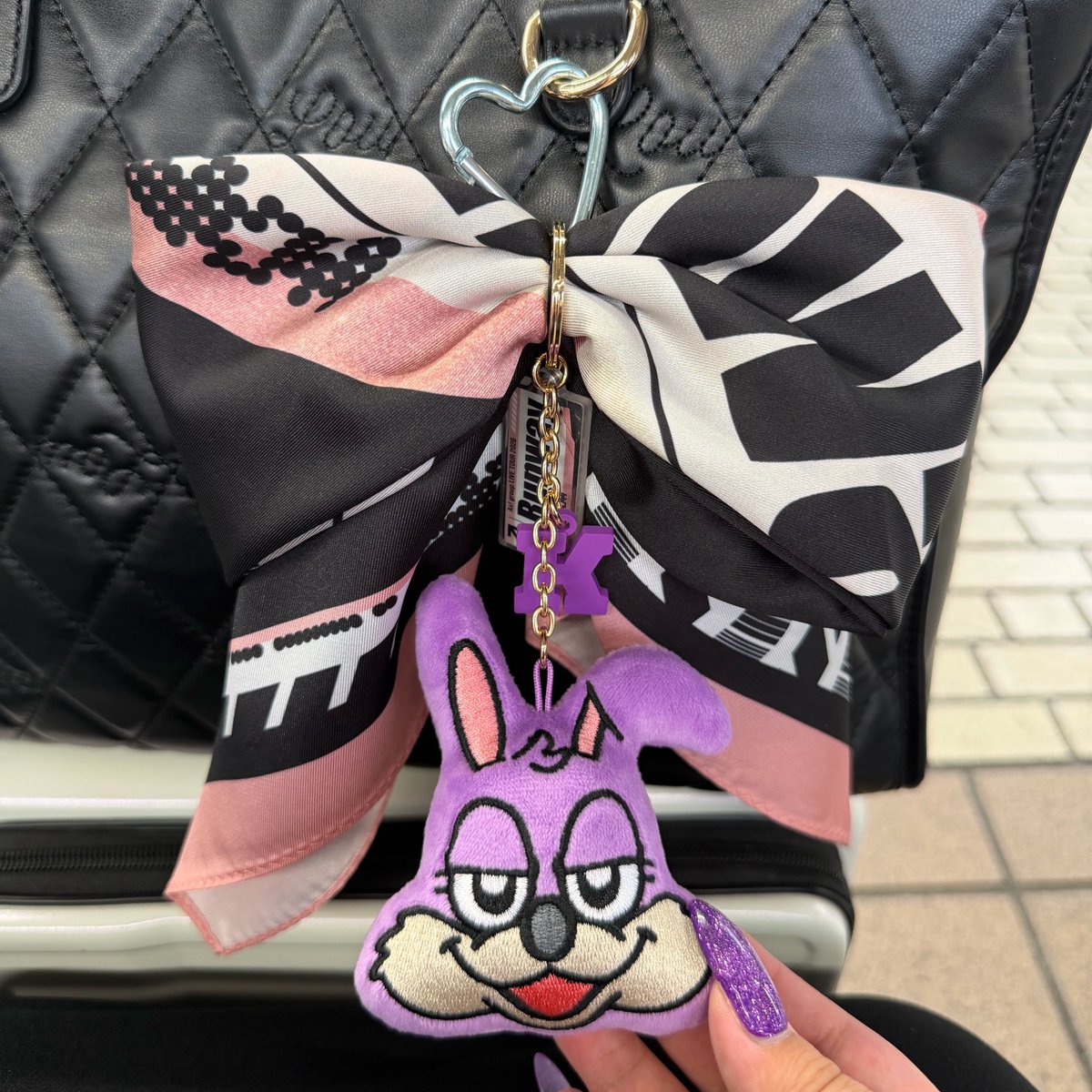 1999___2002's tweet photo. スカーフいい感じに結べんくて戦ってたら、ゴムいりますか？って声掛けていただいて😭 そのままリボン作ってくださってハートのカラビナまでいただいてほんまに女神様だった😭
そのあと中で偶然再会して席聞いたらセンター席だったみたいでこっちが嬉しかった😸🎶
佐野担ママさんに幸あれ〜〜〜💚 https://t.co/M2NvQrQu9u