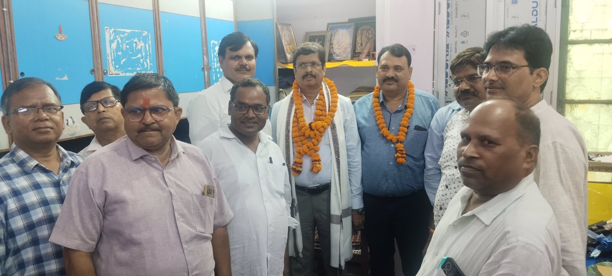 SurendraUnnao's tweet photo. 🌷*हार्दिक स्वागत सम्मान*🌷
       आज दिनांक 07-07-2026 को नवागंतुक वरिष्ठ डायट प्रवक्ता (समकक्ष BSA) उन्नाव परम आदरणीय बिरजू भारती जी का  शिक्षकों ने मिलकर माल्यार्पण एवं अंगवस्त्र भेंटकर जनपद उन्नाव आगमन पर हार्दिक स्वागत किया और शुभकामनाएं दी।
🌷🌷🌹🌹🌷🌷💐💐🌷🌷🌷 https://t.co/iMw0jO4xuh