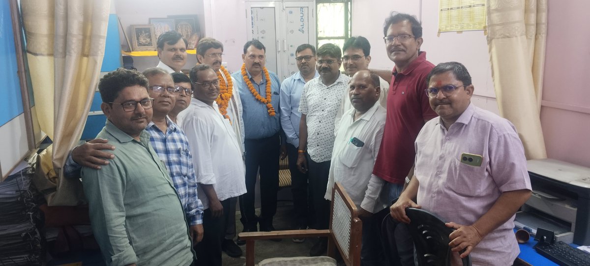 SurendraUnnao's tweet photo. 🌷*हार्दिक स्वागत सम्मान*🌷
       आज दिनांक 07-07-2026 को नवागंतुक वरिष्ठ डायट प्रवक्ता (समकक्ष BSA) उन्नाव परम आदरणीय बिरजू भारती जी का  शिक्षकों ने मिलकर माल्यार्पण एवं अंगवस्त्र भेंटकर जनपद उन्नाव आगमन पर हार्दिक स्वागत किया और शुभकामनाएं दी।
🌷🌷🌹🌹🌷🌷💐💐🌷🌷🌷 https://t.co/iMw0jO4xuh