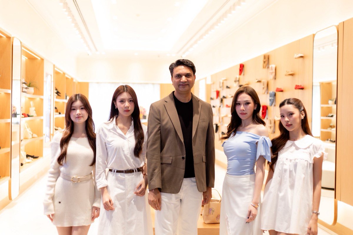 copya_bangkok's tweet photo. VIVAIA Grand Opening at ICONSIAM

สาวๆ จาก frozen valentine ร่วมเฉลิมฉลองการเปิดตัว VIVAIA สาขาใหม่ ณ ICONSIAM พร้อม สัมผัสโลกแห่งความสบายทีผสานเข้ากับสไตล์อย่างลงตัว

#VIVAIAThailand
#FrozenValentineTheSeries 
#COPYABANGKOK https://t.co/HU0N2XK5Mi