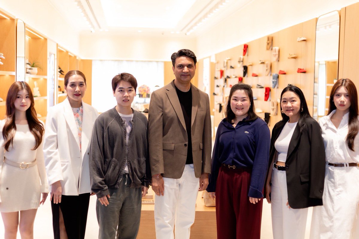 copya_bangkok's tweet photo. VIVAIA Grand Opening at ICONSIAM

สาวๆ จาก frozen valentine ร่วมเฉลิมฉลองการเปิดตัว VIVAIA สาขาใหม่ ณ ICONSIAM พร้อม สัมผัสโลกแห่งความสบายทีผสานเข้ากับสไตล์อย่างลงตัว

#VIVAIAThailand
#FrozenValentineTheSeries 
#COPYABANGKOK https://t.co/HU0N2XK5Mi