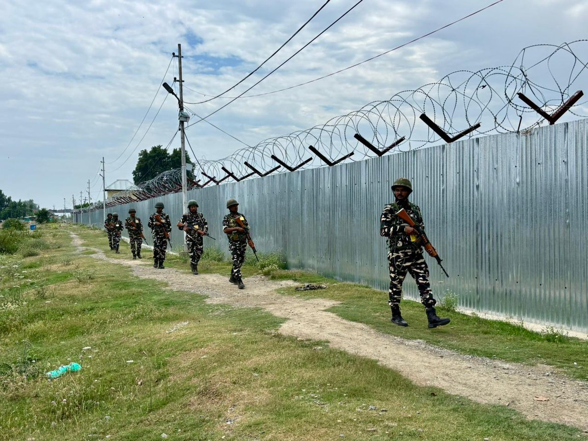 2bnssb's tweet photo. #SSB secures Amarnath Yatri Transit Camp Shadipora to ensure pilgrim safety and uninterrupted transit operations.
@SSB_INDIA
#ssb 
#AmarnathYatra2026 https://t.co/R2G7rA29Xr