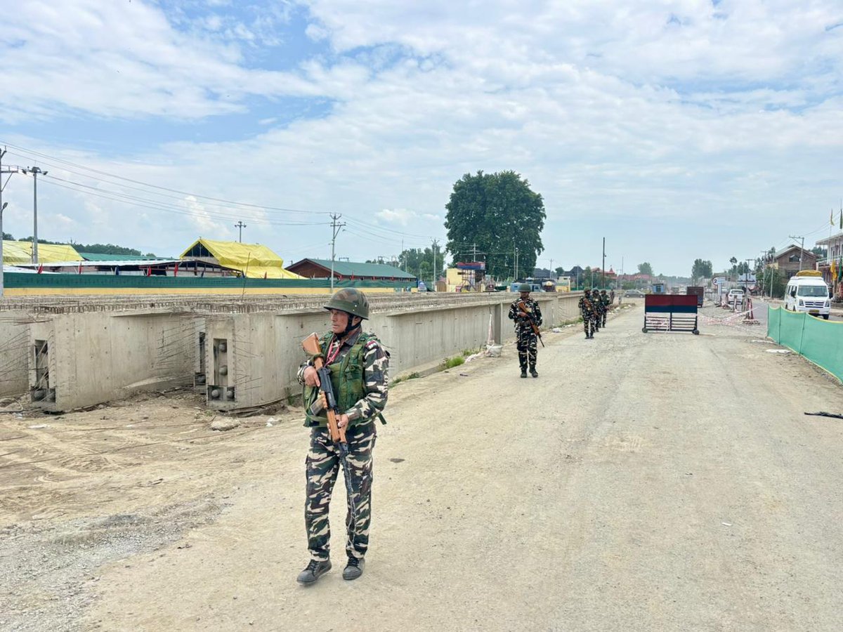 2bnssb's tweet photo. #SSB secures Amarnath Yatri Transit Camp Shadipora to ensure pilgrim safety and uninterrupted transit operations.
@SSB_INDIA
#ssb 
#AmarnathYatra2026 https://t.co/R2G7rA29Xr