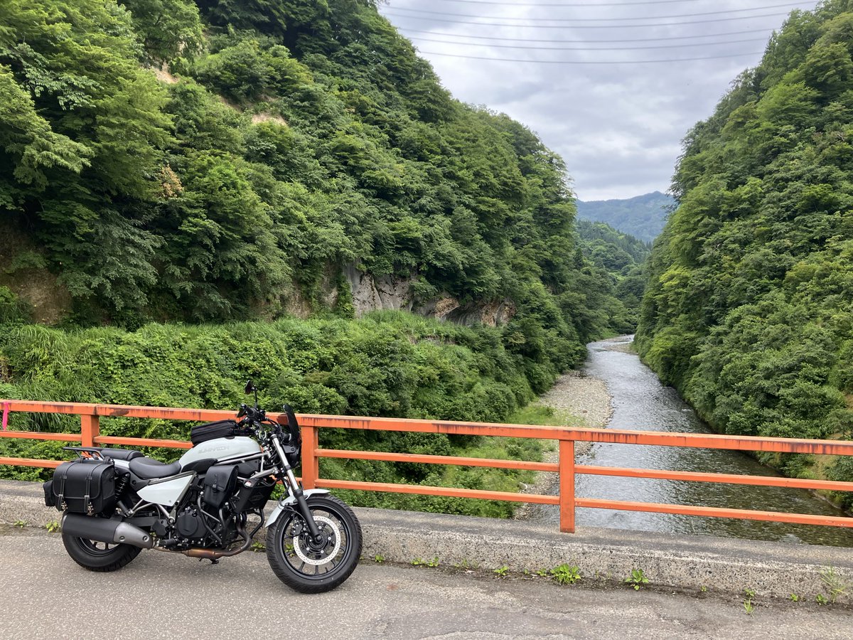 ZpLre's tweet photo. 休みとってエリミネーターで清津峡までツーリング。
平日で比較的に観光客も少なくてバッチリ写真とれました。 https://t.co/WP7coVf8RE