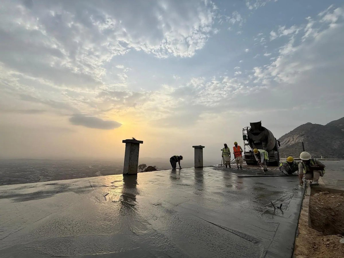 NewslyKSA's tweet photo. 📢 بدء تطوير مطل العارضة لتعزيز السياحة الجبلية في جازان 🇸🇦

🏔️ تطوير المطل ورفع جاهزيته
📐 يمتد على مساحة 288 ألف م²
💰 أُنشئ بتكلفة 5 ملايين ريال
🚶 مرافق للتنزه والرياضة والترفيه
🌧️ وجهة تزدهر خلال موسم الأمطار
🌿 يعزز السياحة البيئية والإطلالات البانورامية https://t.co/gz3i2y31yG