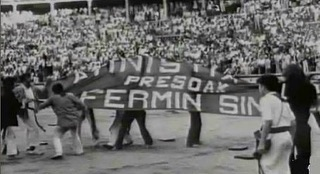 outsidersesp's tweet photo. El 8 de julio de 1978, en plena celebración de los Sanfermines, un grupo de unos 50 jóvenes saltaron a la arena de la plaza de toros de Iruña desplegando una pancarta en favor de la Amnistía.

La reacción de la policía fue contundente y siguiendo la orden al pie de la letra: ‘Tirad con todas las energías y lo más fuerte que podáis. No os importe matar’.

Los ‘grises’ irrumpieron en la plaza disparando las bocachas y también sus armas de fuego. Se atendió a más de 50 personas heridas, 7 de ellas con herida de bala.

Ante los hechos y contundencia policial la protesta y disturbios se trasladaron a las calles de Iruña, y los grises continuaron actuando de forma brutal y discriminada. Dispararon más de 7.000 proyectiles de goma y 150 balas, ráfagas de metralleta incluidas, dejando más de 150 personas heridas.

A las 22:15, y en la calle Roncesvalles, uno de los disparos policiales atravesaba la frente de Germán Rodríguez, militante comunista de 27 años. Murió al acto.

No se investigó. Nadie pagó por el asesinato ni la brutal actuación policial.