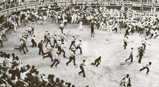 outsidersesp's tweet photo. El 8 de julio de 1978, en plena celebración de los Sanfermines, un grupo de unos 50 jóvenes saltaron a la arena de la plaza de toros de Iruña desplegando una pancarta en favor de la Amnistía.

La reacción de la policía fue contundente y siguiendo la orden al pie de la letra: ‘Tirad con todas las energías y lo más fuerte que podáis. No os importe matar’.

Los ‘grises’ irrumpieron en la plaza disparando las bocachas y también sus armas de fuego. Se atendió a más de 50 personas heridas, 7 de ellas con herida de bala.

Ante los hechos y contundencia policial la protesta y disturbios se trasladaron a las calles de Iruña, y los grises continuaron actuando de forma brutal y discriminada. Dispararon más de 7.000 proyectiles de goma y 150 balas, ráfagas de metralleta incluidas, dejando más de 150 personas heridas.

A las 22:15, y en la calle Roncesvalles, uno de los disparos policiales atravesaba la frente de Germán Rodríguez, militante comunista de 27 años. Murió al acto.

No se investigó. Nadie pagó por el asesinato ni la brutal actuación policial.