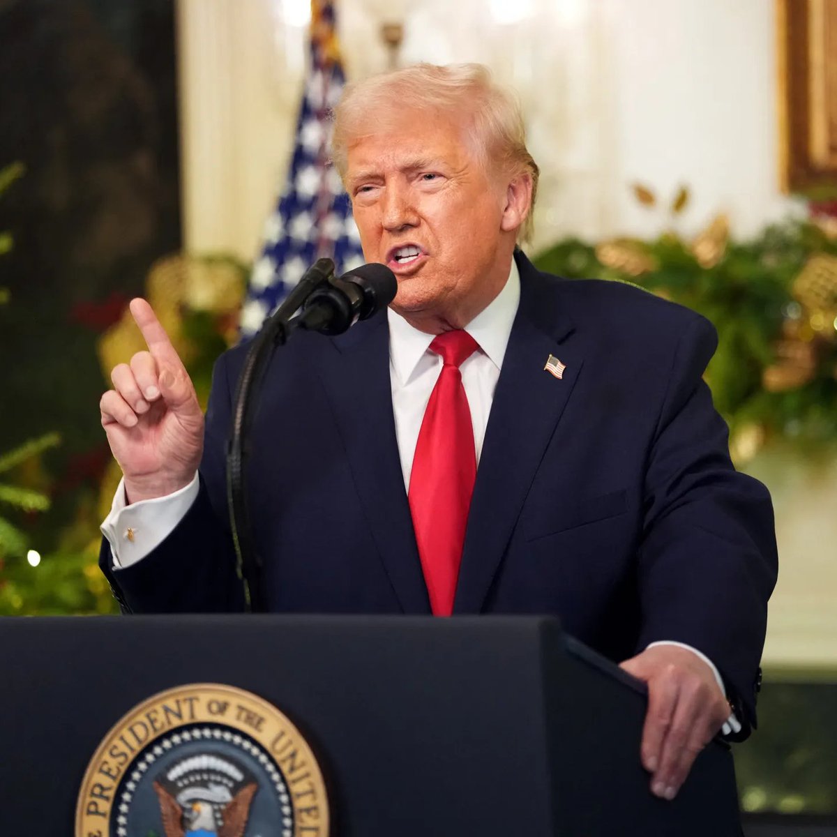 Pediavenir's tweet photo. 🚨🇺🇸🇧🇪 ALERTE INFO – Donald Trump annonce l'annexion de la Belgique afin que les États-Unis soient qualifiés pour les quarts de finale. https://t.co/Q3ehZg9gr6