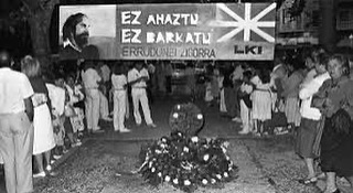 outsidersesp's tweet photo. El 8 de julio de 1978, en plena celebración de los Sanfermines, un grupo de unos 50 jóvenes saltaron a la arena de la plaza de toros de Iruña desplegando una pancarta en favor de la Amnistía.

La reacción de la policía fue contundente y siguiendo la orden al pie de la letra: ‘Tirad con todas las energías y lo más fuerte que podáis. No os importe matar’.

Los ‘grises’ irrumpieron en la plaza disparando las bocachas y también sus armas de fuego. Se atendió a más de 50 personas heridas, 7 de ellas con herida de bala.

Ante los hechos y contundencia policial la protesta y disturbios se trasladaron a las calles de Iruña, y los grises continuaron actuando de forma brutal y discriminada. Dispararon más de 7.000 proyectiles de goma y 150 balas, ráfagas de metralleta incluidas, dejando más de 150 personas heridas.

A las 22:15, y en la calle Roncesvalles, uno de los disparos policiales atravesaba la frente de Germán Rodríguez, militante comunista de 27 años. Murió al acto.

No se investigó. Nadie pagó por el asesinato ni la brutal actuación policial.