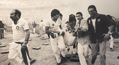 outsidersesp's tweet photo. El 8 de julio de 1978, en plena celebración de los Sanfermines, un grupo de unos 50 jóvenes saltaron a la arena de la plaza de toros de Iruña desplegando una pancarta en favor de la Amnistía.

La reacción de la policía fue contundente y siguiendo la orden al pie de la letra: ‘Tirad con todas las energías y lo más fuerte que podáis. No os importe matar’.

Los ‘grises’ irrumpieron en la plaza disparando las bocachas y también sus armas de fuego. Se atendió a más de 50 personas heridas, 7 de ellas con herida de bala.

Ante los hechos y contundencia policial la protesta y disturbios se trasladaron a las calles de Iruña, y los grises continuaron actuando de forma brutal y discriminada. Dispararon más de 7.000 proyectiles de goma y 150 balas, ráfagas de metralleta incluidas, dejando más de 150 personas heridas.

A las 22:15, y en la calle Roncesvalles, uno de los disparos policiales atravesaba la frente de Germán Rodríguez, militante comunista de 27 años. Murió al acto.

No se investigó. Nadie pagó por el asesinato ni la brutal actuación policial.