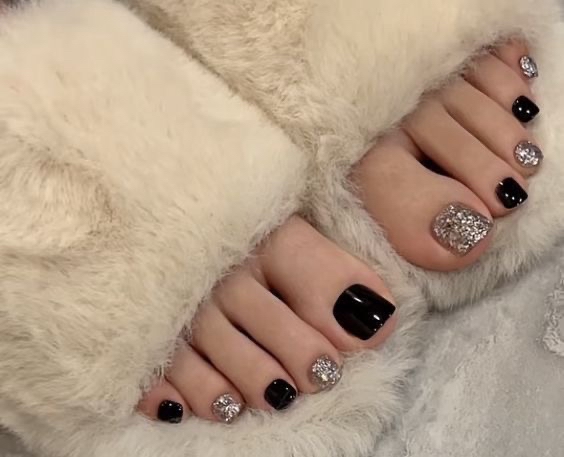 You_R_One's tweet photo. ペディネイル、この中ならどれが好き？💅✨

みんなには4番って言われた！🤍

#ペディネイル #夏ネイル #ネイルデザイン #韓国ネイル #ネイルデザイン https://t.co/BlOpcLBUBg