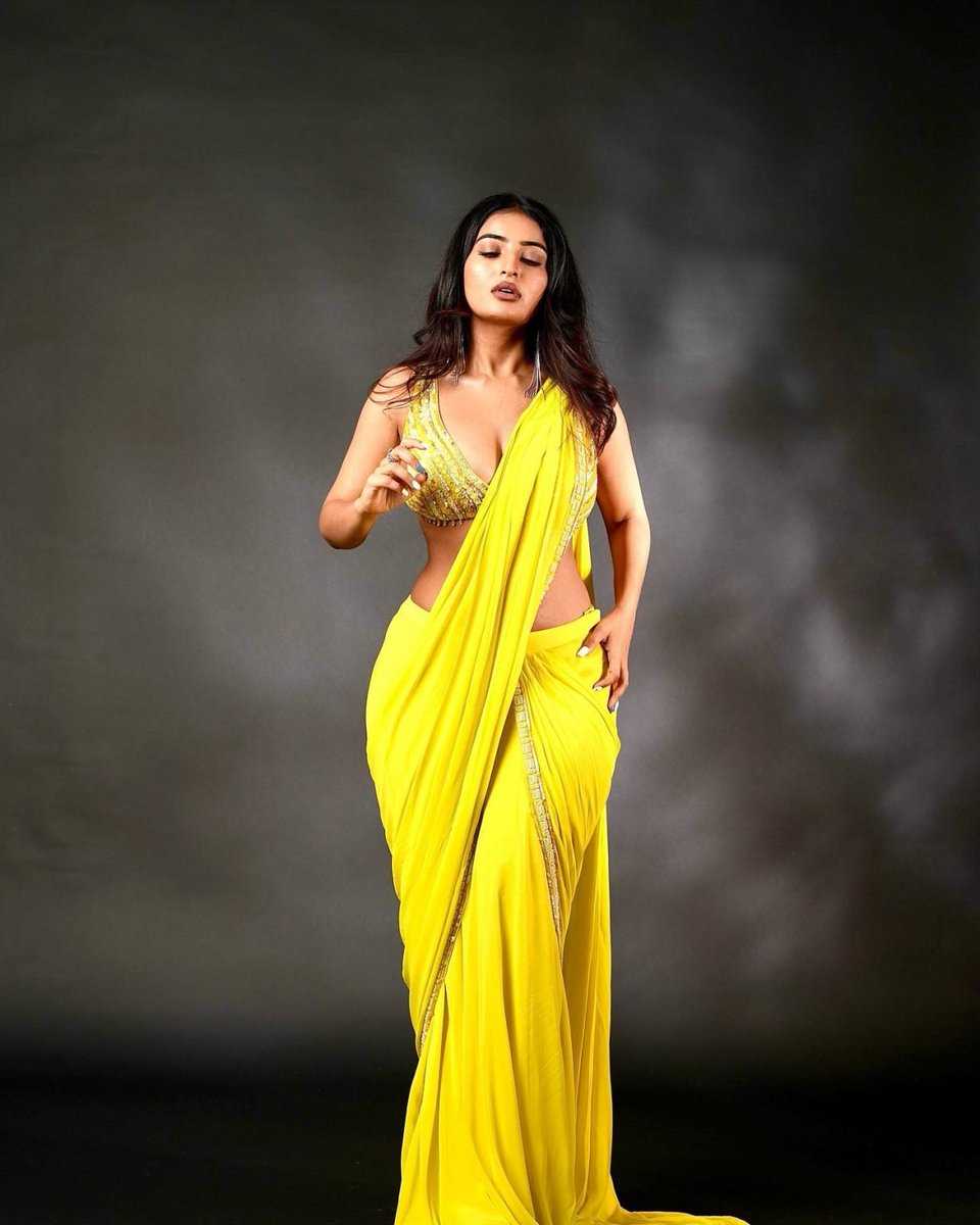 Malavikaa_Stan's tweet photo. Present Tollywood's one and only hourglass figure ~ Ananya Nagalla! ⏳✨😍

#AnanyaNagalla https://t.co/g2SARW5lmI